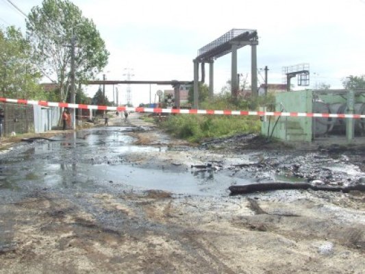 Poluare în zona 6 Port Constanţa, de la o conductă Oil Terminal
